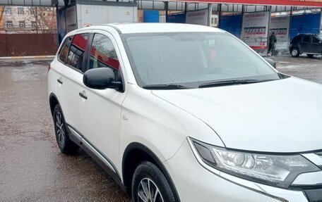 Mitsubishi Outlander III рестайлинг 3, 2018 год, 1 700 000 рублей, 2 фотография