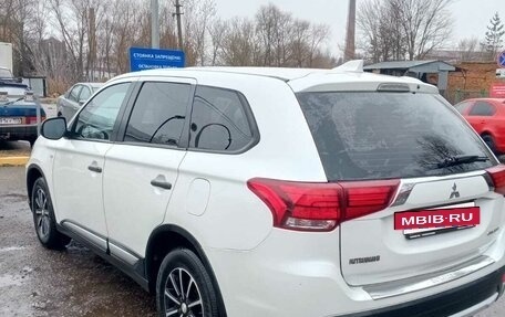 Mitsubishi Outlander III рестайлинг 3, 2018 год, 1 700 000 рублей, 4 фотография