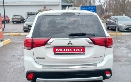 Mitsubishi Outlander III рестайлинг 3, 2018 год, 1 700 000 рублей, 9 фотография