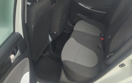 Hyundai Solaris II рестайлинг, 2011 год, 700 000 рублей, 6 фотография