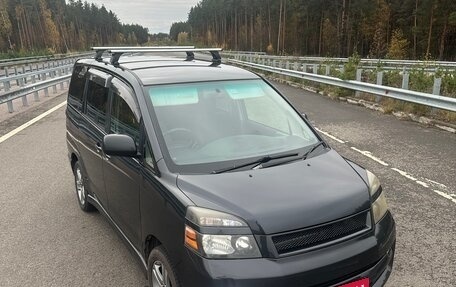 Toyota Voxy II, 2005 год, 950 000 рублей, 1 фотография