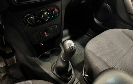 Renault Logan II, 2017 год, 847 000 рублей, 18 фотография