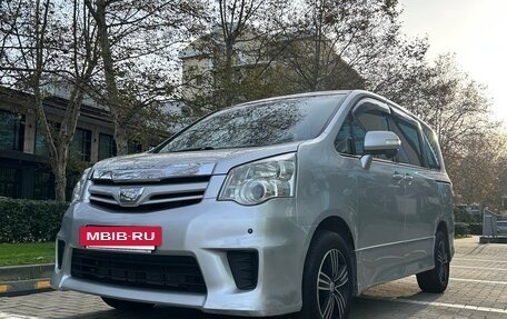 Toyota Noah III, 2013 год, 1 750 000 рублей, 3 фотография