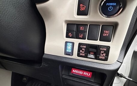 Toyota Voxy III, 2016 год, 1 750 000 рублей, 14 фотография