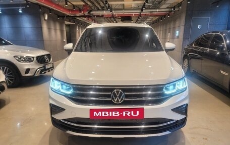 Volkswagen Tiguan II, 2022 год, 3 250 178 рублей, 2 фотография