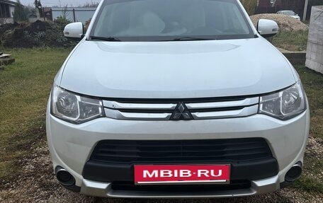 Mitsubishi Outlander III рестайлинг 3, 2014 год, 1 300 000 рублей, 2 фотография
