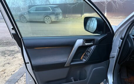 Toyota Land Cruiser Prado 150 рестайлинг 2, 2011 год, 3 000 000 рублей, 11 фотография