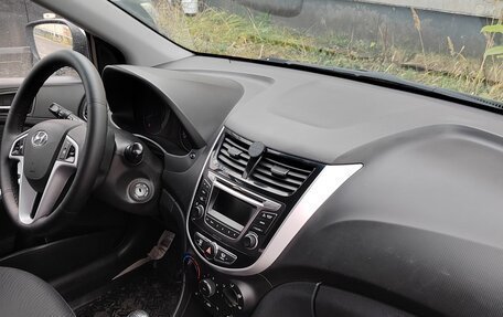 Hyundai Solaris II рестайлинг, 2012 год, 650 000 рублей, 10 фотография