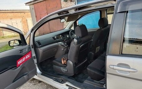 Toyota ISis I, 2005 год, 850 000 рублей, 13 фотография