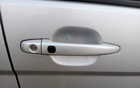 Toyota ISis I, 2005 год, 850 000 рублей, 18 фотография