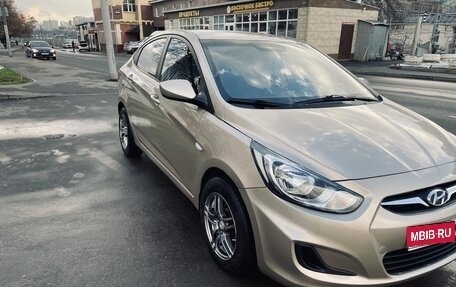 Hyundai Solaris II рестайлинг, 2011 год, 615 000 рублей, 1 фотография