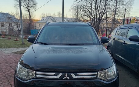 Mitsubishi Outlander III рестайлинг 3, 2013 год, 1 850 000 рублей, 1 фотография