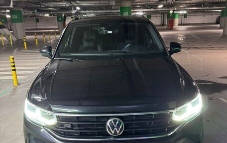 Volkswagen Tiguan II, 2021 год, 4 300 000 рублей, 2 фотография
