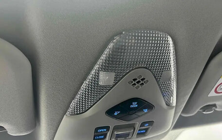 Toyota C-HR I рестайлинг, 2022 год, 1 880 001 рублей, 14 фотография