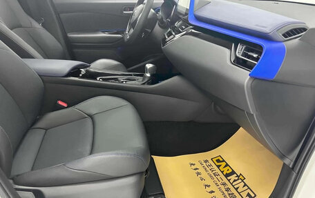 Toyota C-HR I рестайлинг, 2022 год, 1 880 001 рублей, 13 фотография