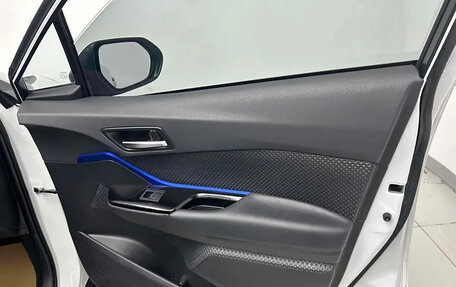 Toyota C-HR I рестайлинг, 2022 год, 1 880 001 рублей, 22 фотография