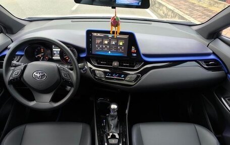 Toyota C-HR I рестайлинг, 2022 год, 1 540 500 рублей, 8 фотография