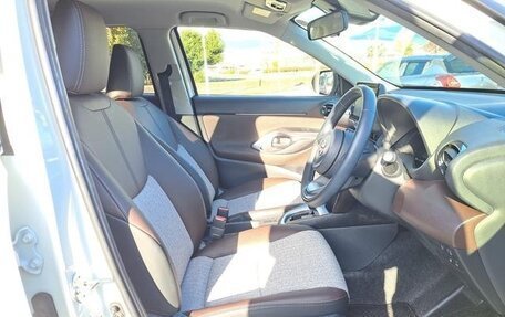 Toyota Yaris Cross, 2022 год, 1 382 000 рублей, 10 фотография