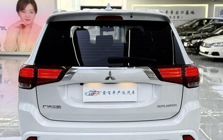 Mitsubishi Outlander III рестайлинг 3, 2022 год, 1 700 300 рублей, 4 фотография