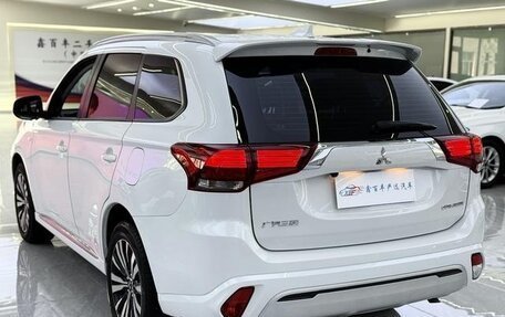 Mitsubishi Outlander III рестайлинг 3, 2022 год, 1 700 300 рублей, 6 фотография