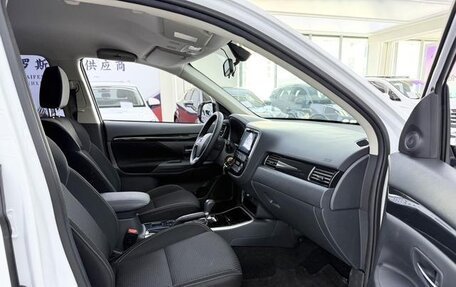 Mitsubishi Outlander III рестайлинг 3, 2022 год, 1 700 300 рублей, 9 фотография