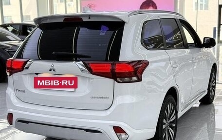 Mitsubishi Outlander III рестайлинг 3, 2022 год, 1 700 300 рублей, 5 фотография