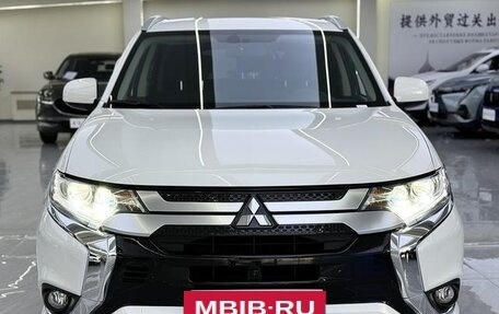 Mitsubishi Outlander III рестайлинг 3, 2022 год, 1 700 300 рублей, 3 фотография