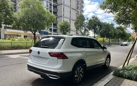 Volkswagen Tiguan II, 2023 год, 2 300 000 рублей, 6 фотография
