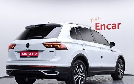 Volkswagen Tiguan II, 2022 год, 3 400 000 рублей, 2 фотография