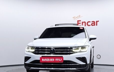 Volkswagen Tiguan II, 2022 год, 3 400 000 рублей, 3 фотография