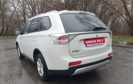 Mitsubishi Outlander III рестайлинг 3, 2014 год, 1 580 000 рублей, 5 фотография