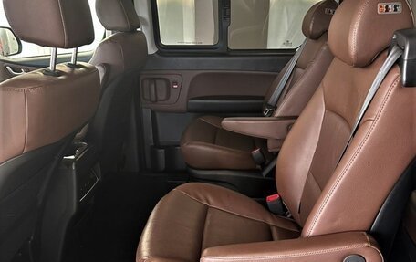 Hyundai Grand Starex Grand Starex I рестайлинг 2, 2019 год, 3 555 000 рублей, 23 фотография