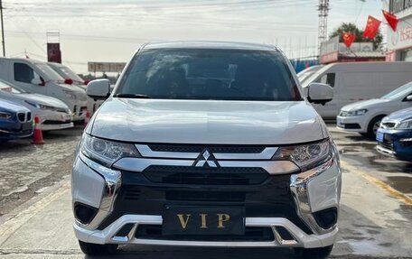 Mitsubishi Outlander III рестайлинг 3, 2022 год, 2 190 469 рублей, 2 фотография