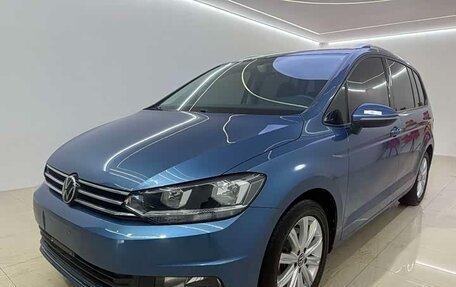 Volkswagen Touran III, 2021 год, 2 018 000 рублей, 1 фотография