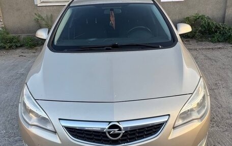 Opel Astra J, 2011 год, 700 000 рублей, 1 фотография