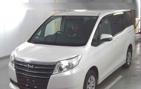 Toyota Noah III, 2015 год, 1 780 000 рублей, 1 фотография
