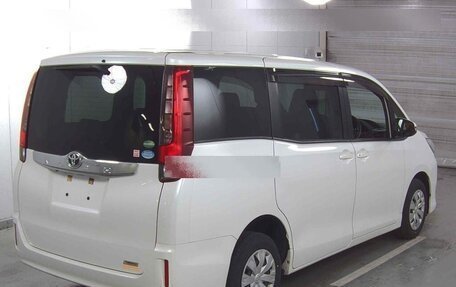 Toyota Noah III, 2015 год, 1 780 000 рублей, 2 фотография
