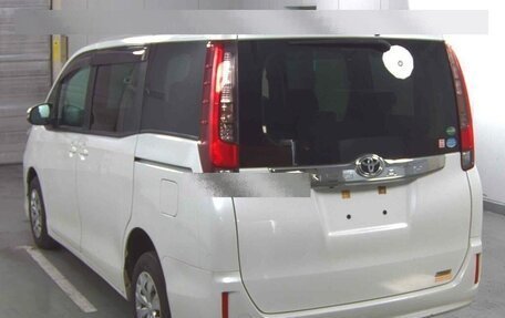 Toyota Noah III, 2015 год, 1 780 000 рублей, 3 фотография