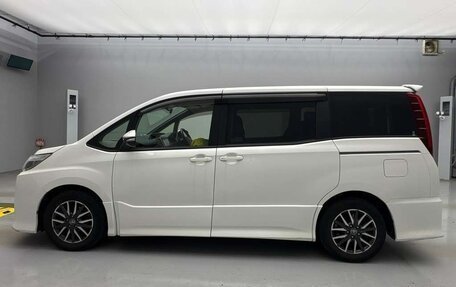 Toyota Noah III, 2015 год, 1 700 000 рублей, 3 фотография
