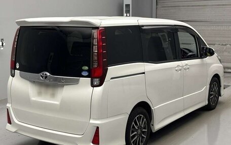 Toyota Noah III, 2015 год, 1 700 000 рублей, 4 фотография