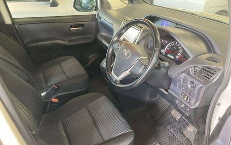 Toyota Noah III, 2015 год, 1 700 000 рублей, 6 фотография