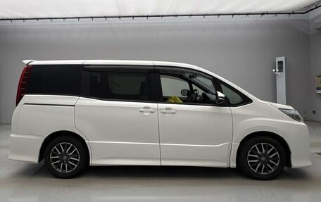 Toyota Noah III, 2015 год, 1 700 000 рублей, 2 фотография