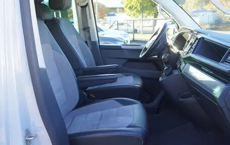 Volkswagen Multivan T6 рестайлинг, 2021 год, 5 600 000 рублей, 10 фотография