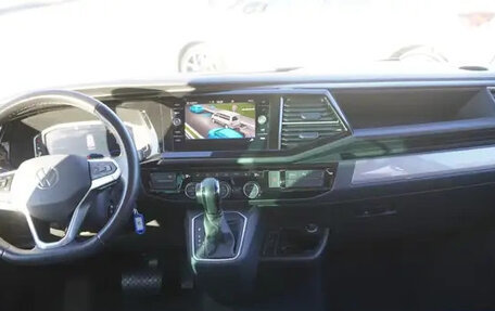 Volkswagen Multivan T6 рестайлинг, 2021 год, 5 600 000 рублей, 27 фотография