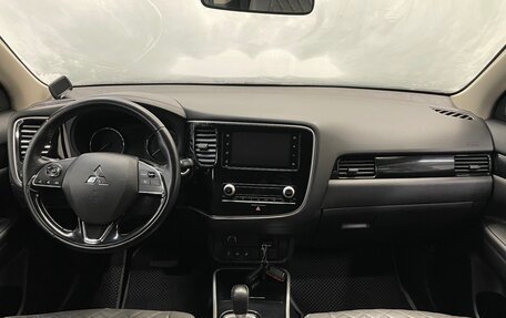 Mitsubishi Outlander III рестайлинг 3, 2021 год, 2 450 000 рублей, 5 фотография