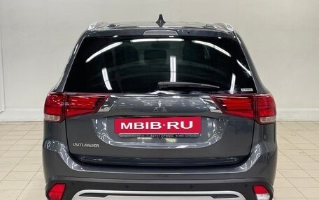 Mitsubishi Outlander III рестайлинг 3, 2021 год, 2 450 000 рублей, 3 фотография