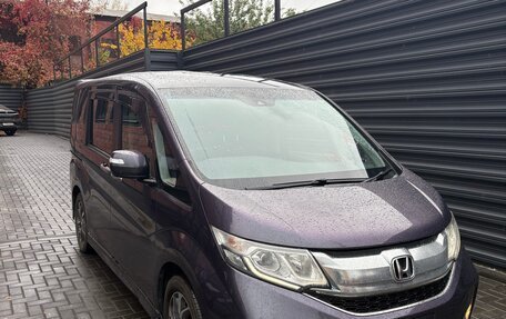 Honda Stepwgn IV, 2017 год, 1 680 000 рублей, 2 фотография