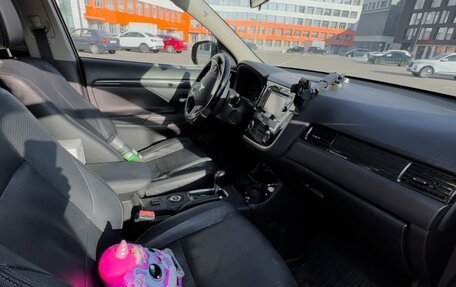 Mitsubishi Outlander III рестайлинг 3, 2016 год, 1 600 000 рублей, 10 фотография