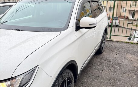 Mitsubishi Outlander III рестайлинг 3, 2018 год, 2 200 000 рублей, 2 фотография