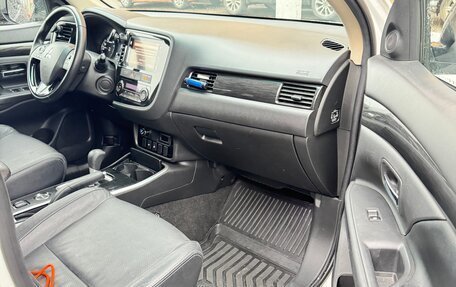 Mitsubishi Outlander III рестайлинг 3, 2018 год, 2 200 000 рублей, 8 фотография